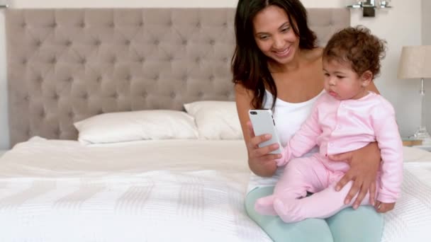 Mãe Com Seu Bebê Bonito Usando Samrtphone Cama — Vídeo de Stock