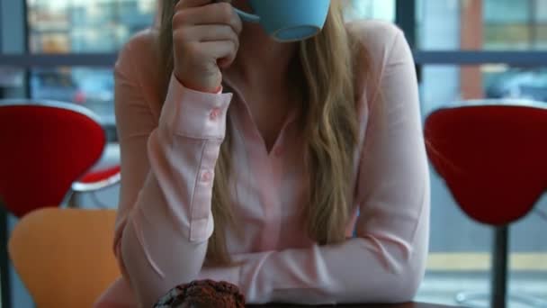 Mooie Blonde Met Een Kopje Koffie Cafe Hoge Kwaliteit Formaat — Stockvideo