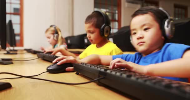 Uczniowie Klasie Komputer Szkole Formacie Wysokiej Jakości — Wideo stockowe