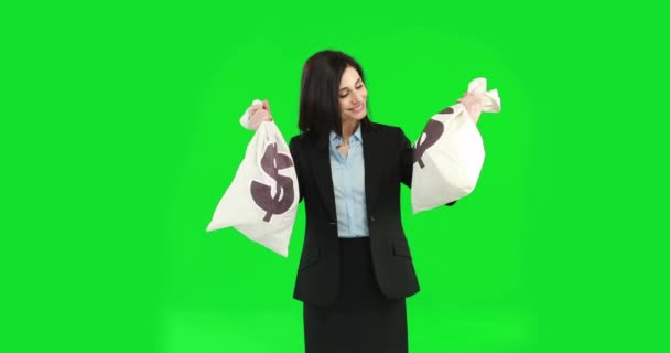 Happy Podnikatelka Ukazující Pytle Peněz Zelené Obrazovce — Stock video