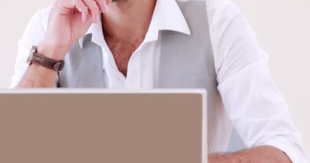 Счастливый Бизнесмен Хипстер Пользующийся Компьютером Офисе — стоковое видео
