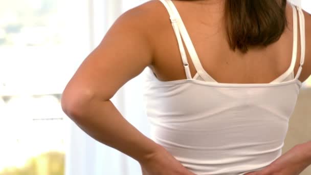 スローモーションでベッドで腰の痛みを持つ女性 — ストック動画