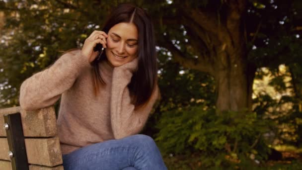 Bella Bruna Utilizzando Telefono Nel Parco Formato Alta Qualità — Video Stock