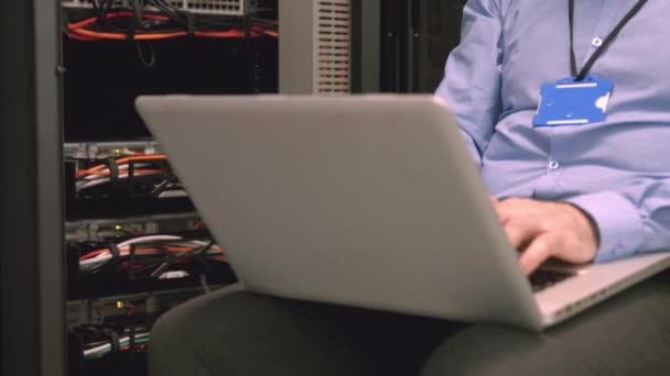 Technician Using Laptop Analyse Server High Quality Format — Stock Video