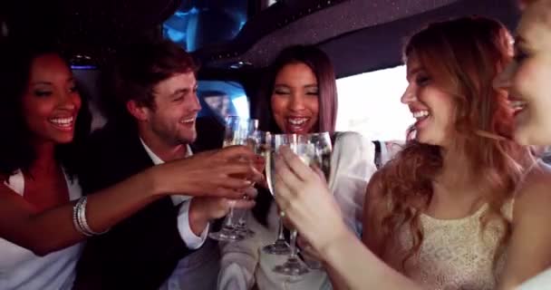 快乐的朋友晚上外出豪华轿车喝香槟 — 图库视频影像
