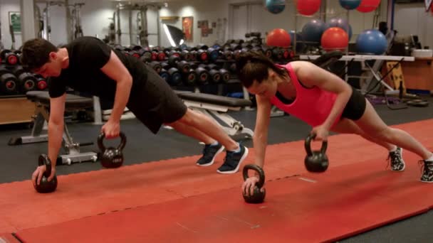 Ağırlıklı Yapıyor Kaç Satır Yüksek Kaliteli Biçiminde Spor Salonunda Plank — Stok video