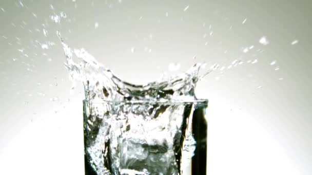 Bardak Düşen Buz Küp Görünümünü Kapat — Stok video