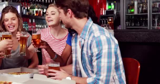 Gelukkige Vrienden Toasten Met Bier Bar — Stockvideo