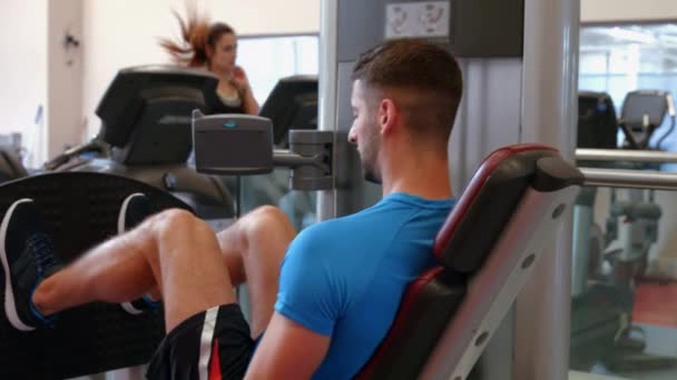 Mann Mit Gewichtmaschine Fitnessstudio Ultra Format — Stockvideo