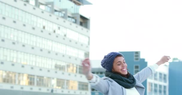 Ευτυχισμένη Γυναίκα Σηκώνοντας Χέρια Της Έξω — Αρχείο Βίντεο
