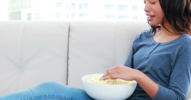 Donna Che Mangia Popcorn Mentre Rilassa Sul Divano Casa — Video Stock