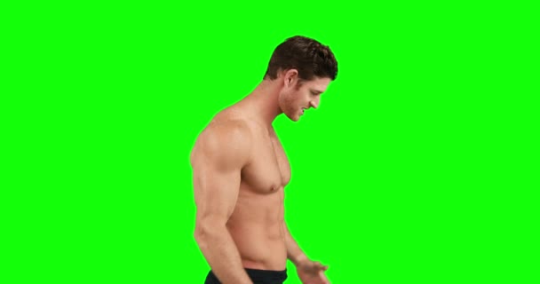 Muskularny Mężczyzna Wyginanie Mięśni Zielonym Tle — Wideo stockowe