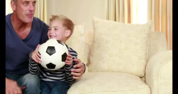 Vader Zoon Kijken Naar Voetbal Hoge Kwaliteit Formaat — Stockvideo