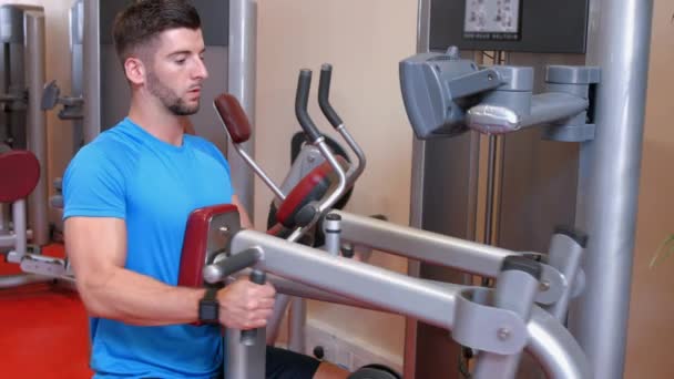 Mann Mit Gewichtmaschine Fitnessstudio Ultra Format — Stockvideo
