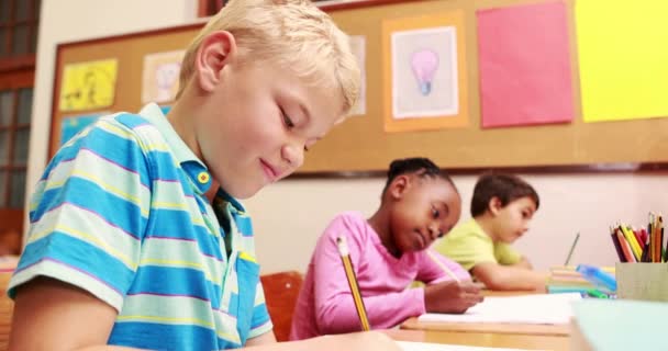 Sınıfta Kalem Ile Çizim Genç Küçük Çocuk — Stok video