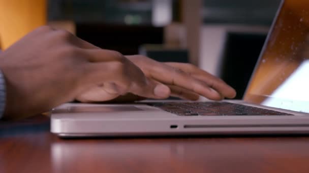 Seitenansicht Der Hände Mit Laptop — Stockvideo