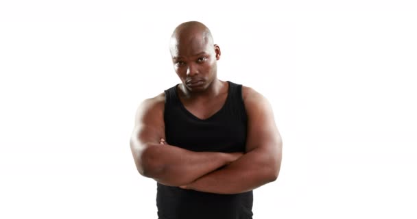 Muskulöser Mann Mit Verschränkten Armen Vor Weißem Hintergrund — Stockvideo