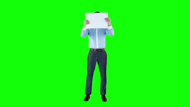 Homem Sorridente Elegante Deixando Cair Cartão Contra Fundo Verde — Vídeo de Stock