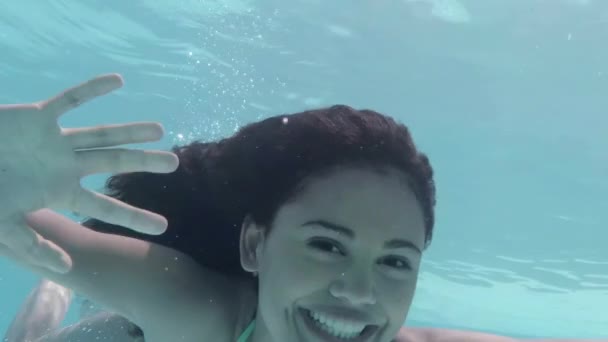 Красивая Женщина Плавает Водой Бассейне Время Отпуска — стоковое видео