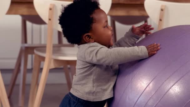 可爱的小宝宝玩健身球在家里 — 图库视频影像