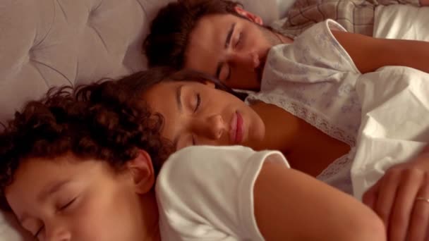 Famille Hispanique Dormir Dans Lit Maison — Video