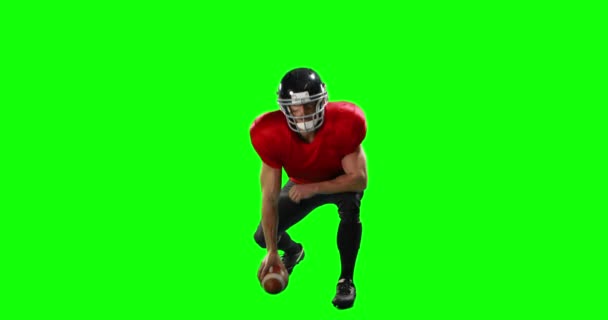 グリーン スクリーンの背景にボールを保持しているアメリカン フットボール プレーヤー — ストック動画