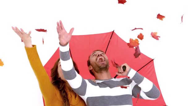 Pasangan Muda Yang Menarik Dalam Pakaian Hangat Memegang Payung Dan — Stok Video