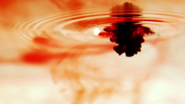 在水中缓缓旋转的橙色墨水 — 图库视频影像