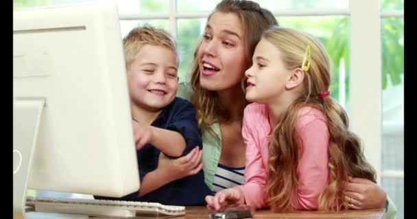 Familia Feliz Usando Ordenador Formato Alta Calidad — Vídeo de stock