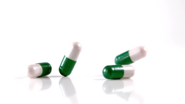 Beyaz Arka Plan Üzerinde Düşen Beyaz Yeşil Ilaç Sürü — Stok video