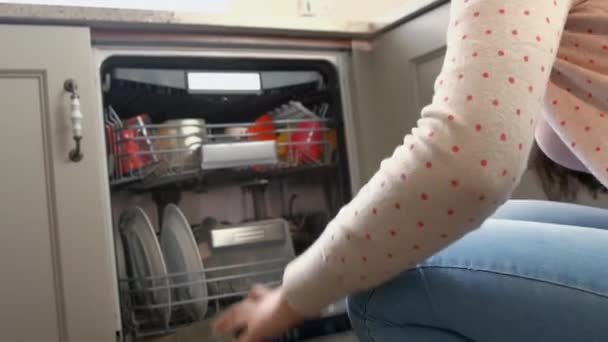 Красивая Молодая Женщина Достает Вещи Посудомойки — стоковое видео