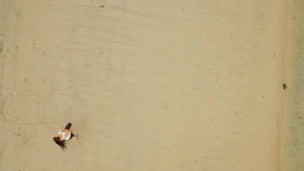 Visão Geral Uma Mulher Forma Correndo Areia — Vídeo de Stock