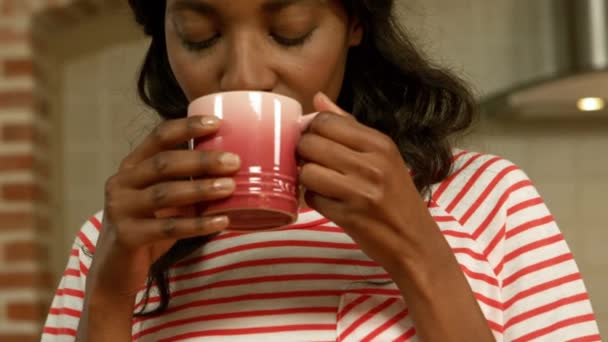 Ontspannen Jonge Vrouw Drinken Koffie Keuken — Stockvideo
