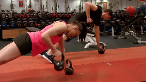 Ζευγάρι Κάνει Σταθμισμένο Σανίδα Σειρές Στο Γυμναστήριο Υψηλής Ποιότητας Φορμά — Αρχείο Βίντεο