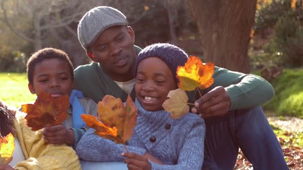 Glückliche Familie Die Zusammen Spaß Beim Betrachten Von Blättern Hat — Stockvideo