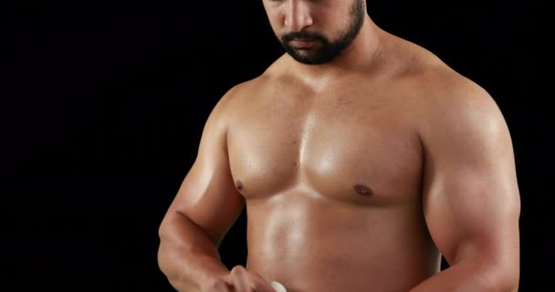 Bodybuilder Verpakken Zijn Handen Omhoog Zwarte Achtergrond — Stockvideo