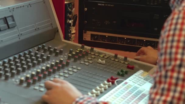 Öğrenci Studio Yüksek Kaliteli Formatında Müzik Karıştırma — Stok video