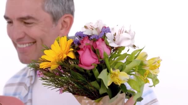 Liebendes Paar Mit Einem Blumenstrauß Vor Weißem Hintergrund — Stockvideo