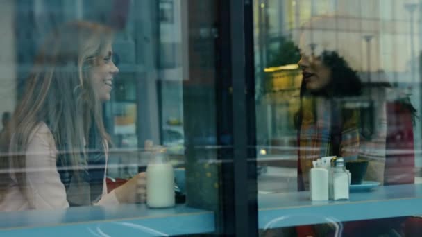 Teman Minum Kopi Bersama Kafe Dalam Format Kualitas Tinggi — Stok Video
