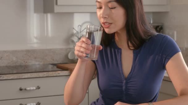 Mulher Bonita Bebendo Água Cozinha — Vídeo de Stock
