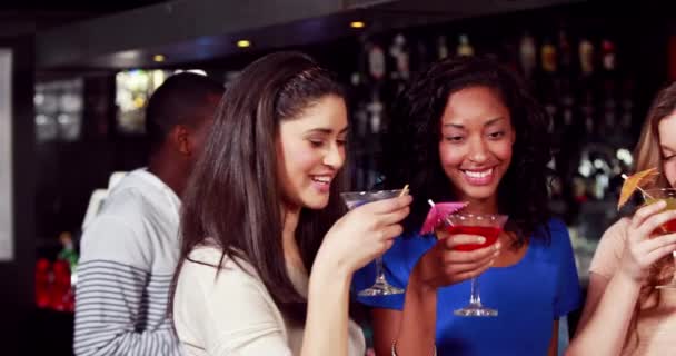 Glückliche Freunde Bei Einem Drink Der Bar — Stockvideo