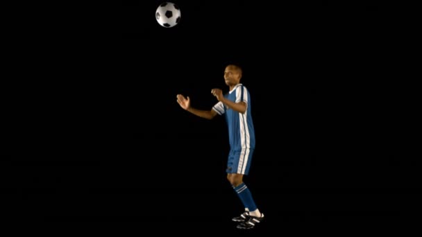 Topu Siyah Arka Plan Üzerinde Başlık Futbolcu — Stok video