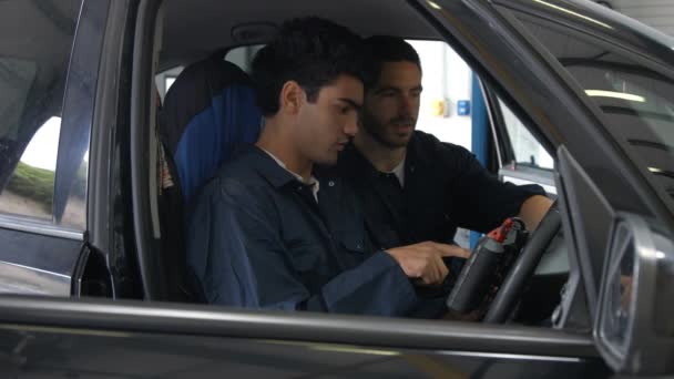 Mecánicos Guapos Revisando Coche Garaje — Vídeos de Stock