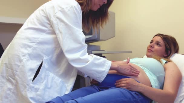 Frau Bereitet Sich Mit Ultraschall Vor Während Ärzte Ihren Magen — Stockvideo