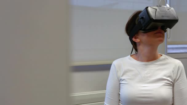 Femme Utilisant Oculus Rift Collège Format Haute Qualité — Video