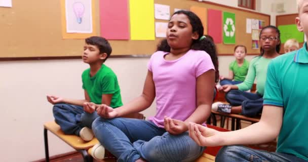 Alumnos Haciendo Yoga Aula Escuela Primaria — Vídeos de Stock