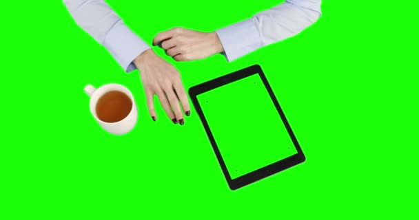 コーヒーを飲むと緑色の画面で待機している実業家 — ストック動画