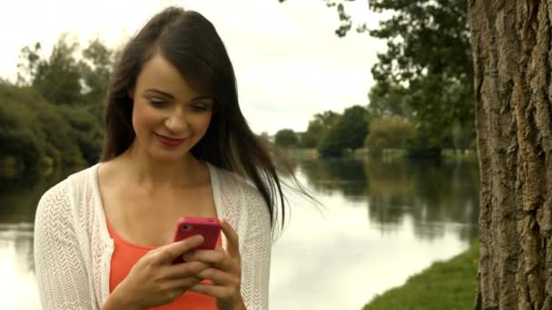 Красива Дівчина Використовує Смартфон Парку — стокове відео