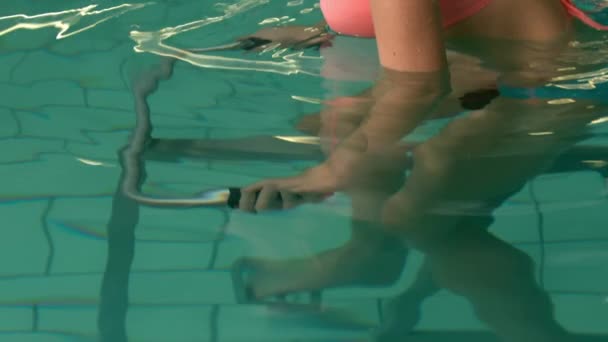 スローモーションでプールでサイクリング フィットの女性 — ストック動画