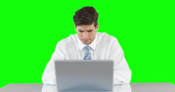 担心的商人在绿色背景的书桌前使用笔记本电脑 — 图库视频影像